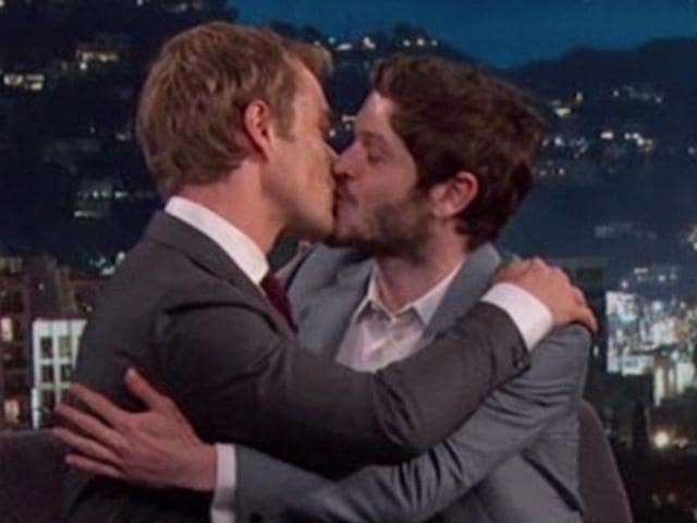 Watch Game Of Thrones Theon Greyjoy And Ramsay Bolton Kiss And Make Up Hindustan Times