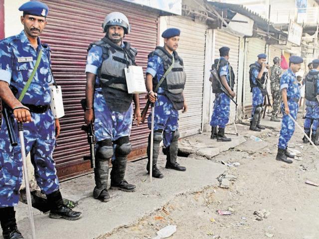 Rapid Action Force personnel deployed to maintain peace in Hazaribagh on Tuesday. (Rajesh Sinha/HT Photo) Rapid Action Force personnel deployed to maintain peace in Hazaribagh on Tuesday. (Rajesh Sinha/HT Photo)