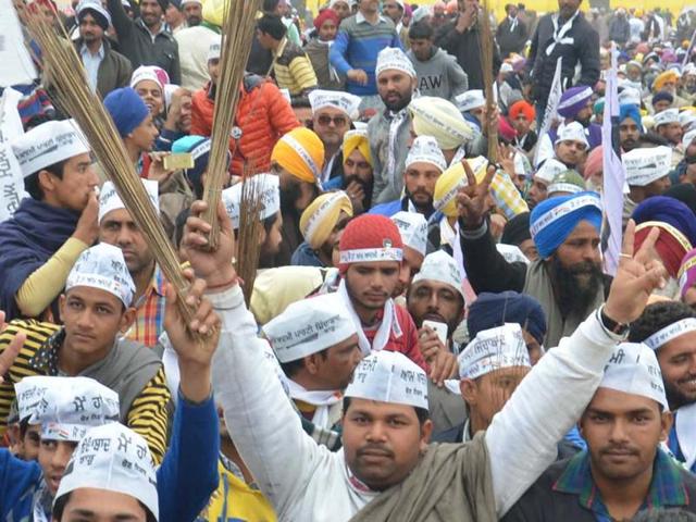Disenchantment against the state’s major formations has helped the AAP attract mammoth crowds at rallies.(HT photo) Disenchantment against the state’s major formations has helped the AAP attract mammoth crowds at rallies.(HT photo)