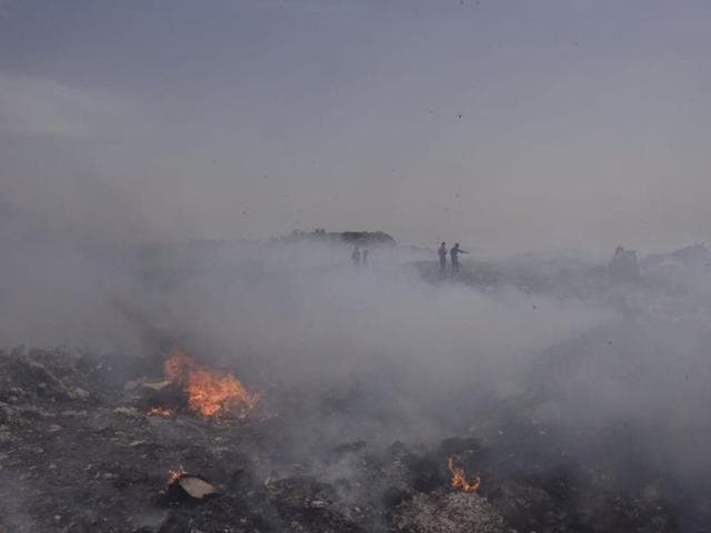 Smoke billows from the Bhalswa dump yard on Thursday.(Ravi Choudhary/Hindustan Times)