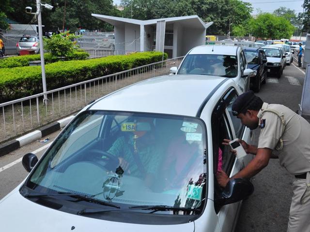 The ban that came into force on April 18 is also leading to chaos on the roads leading to the entry gates.(HT photo) The ban that came into force on April 18 is also leading to chaos on the roads leading to the entry gates.(HT photo)