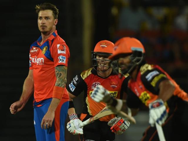 Gujarat Lions Dale Steyn (L) looks on as Sunrisers Hyderabad captain David Warner (C) and Shikhar Dhawan take a run during the 2016 Indian Premier League(IPL) match. (AFP Photo) 