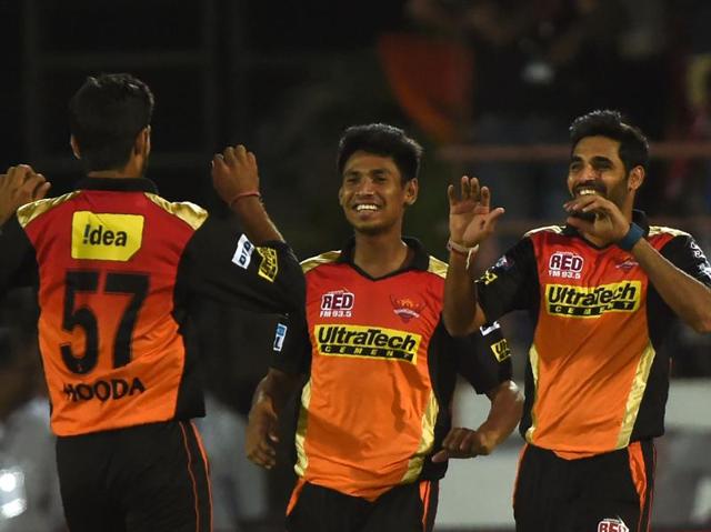 Sunrisers Hyderabad's Deepak Hooda, Mustafizur Rahman (C) and Bhuvneshwar Kumar celebrate after the wicket of Gujarat Lions Dinesh Karthik. (AFP Photo) 