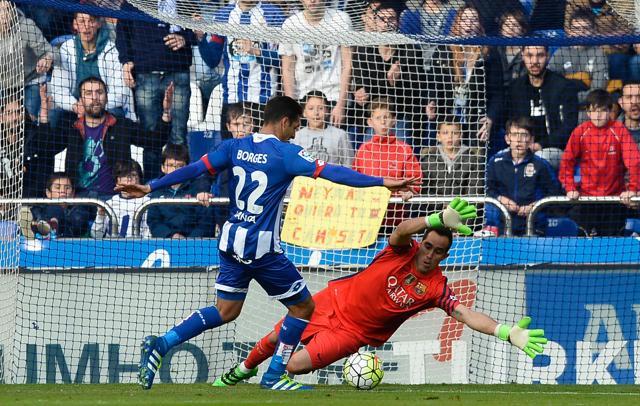 Deportivo La Coruna's Costa Rican forward Celso Borges (L) vies with Barcelona's Chilean goalkeeper Claudio Bravo during the Spanish league football match. (AFP Photo) Deportivo La Coruna's Costa Rican forward Celso Borges (L) vies with Barcelona's Chilean goalkeeper Claudio Bravo during the Spanish league football match. (AFP Photo)