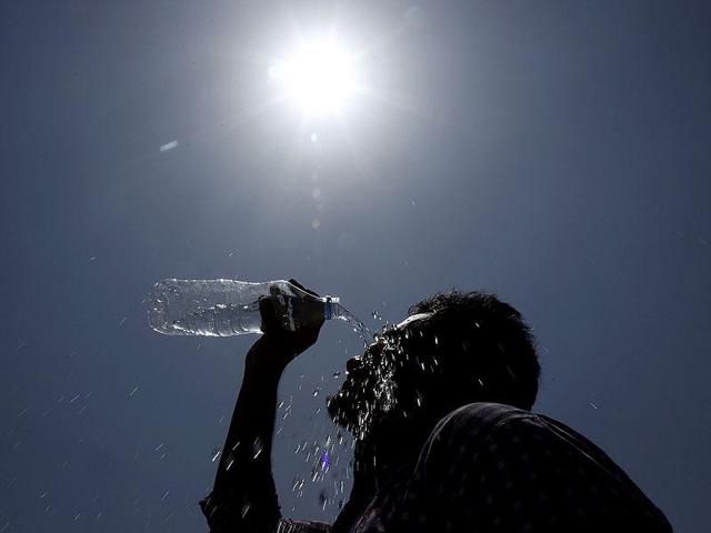 More than 100 people are feared dead in India in an early-summer heat wave which forced schools to close and halted outdoor work like construction, government officials said on Thursday.(AP photo)
