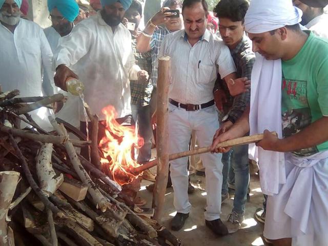 Indian prisoner Kirpal SIngh’s nephew Ashwani lighting the pyre at Mustafabad village in Gurdaspur district on Wednesday. (HT Photo) Indian prisoner Kirpal SIngh’s nephew Ashwani lighting the pyre at Mustafabad village in Gurdaspur district on Wednesday. (HT Photo)