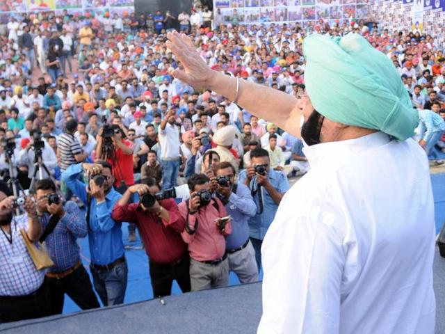 Youngsters taking a selfie with Punjab Congress chief Captain Amarinder Singh in Patiala on April 15.(HT File Photo)