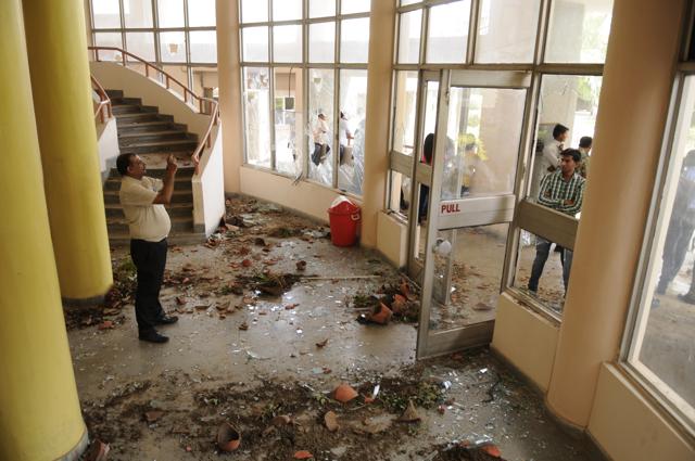 Senior police officers intervened and a meeting of representatives of students and college administration was called, following which the protest was called off. (Burhaan Kinu/HT Photo)