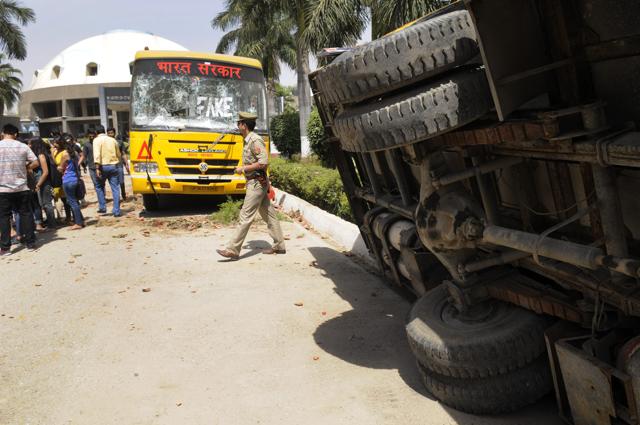 FDDI students staged violent protests at Sector 62 campus in Noida on April 21 in which they damaged government property and overturned buses. (Burhaan Kinu/HT Photo) FDDI students staged violent protests at Sector 62 campus in Noida on April 21 in which they damaged government property and overturned buses. (Burhaan Kinu/HT Photo)