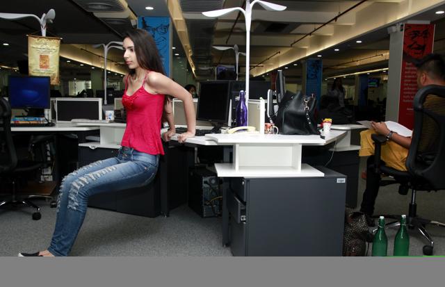 Cubicle dips for your triceps. (PHOTO: SHIVAM SAXENA/HINDUSTAN TIMES)