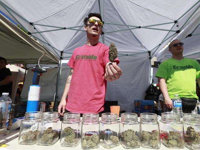 A vendor sells pot as thousands of people gather at 4/20 celebrations on April 20, 2016 at Sunset Beach in Vancouver, Canada. (AFP Photo)