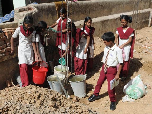Students of Urdu Hindi Primary School in Ranchi collect water from nearby houses during school hours. (Parwaz Khan/HT Photo) Students of Urdu Hindi Primary School in Ranchi collect water from nearby houses during school hours. (Parwaz Khan/HT Photo)