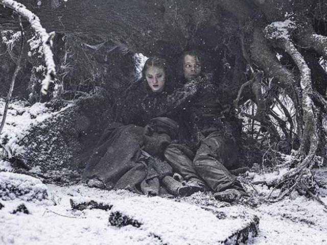 Sansa (Sophie Turner) and Theon (Alfie Allen) tried to hide from Ramsay’s men. (HBO)