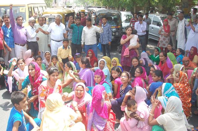 Parents of children belonging to the economically weaker section protesting against private schools in Rohtak for not giving their wards admission. (HT photo) Parents of children belonging to the economically weaker section protesting against private schools in Rohtak for not giving their wards admission. (HT photo)