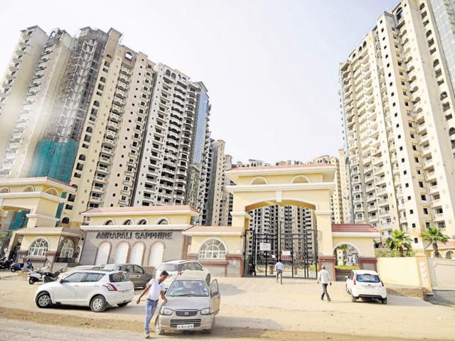 About 700 homebuyers residing in Amrapali Sapphire  complex in Noida that lacks firefighting systems, elevators and has ill-maintained lifts, took to Twitter to ensure their grievances were heard by the administration directly. (Photo: Burhaan Kinu)