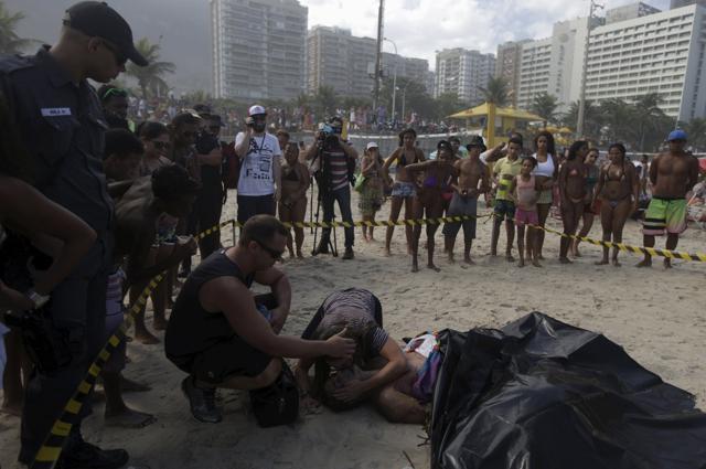 Eliane kisses the body of her husband Eduardo Marinho Albuquerque, 54, who according to relatives, was exercising at a new cycle lane when part of it collapsed under crashing ocean waves, in Rio de Janeiro, Brazil. (REUTERS) Eliane kisses the body of her husband Eduardo Marinho Albuquerque, 54, who according to relatives, was exercising at a new cycle lane when part of it collapsed under crashing ocean waves, in Rio de Janeiro, Brazil. (REUTERS)