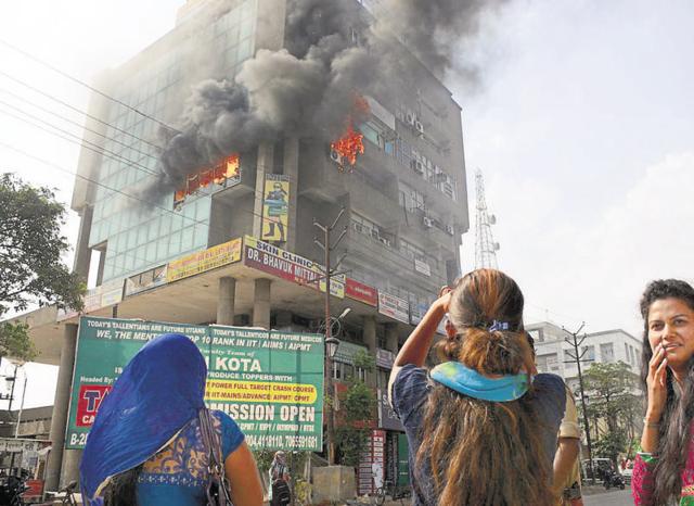 The fire broke out on the fifth floor office of a vegetable oil company around 3 pm on Friday. (Sakib Ali/HT Photo) The fire broke out on the fifth floor office of a vegetable oil company around 3 pm on Friday. (Sakib Ali/HT Photo)