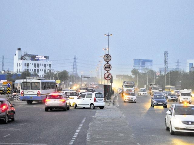 Several unauthorised access points to the service lane leads to snarls, which spills over to the main carriageway. (Abhinav Saha/HT Photo) Several unauthorised access points to the service lane leads to snarls, which spills over to the main carriageway. (Abhinav Saha/HT Photo)