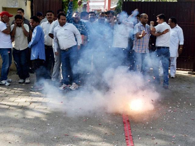 Congress supporters celebrating in Dehradun on Thursday as Uttarakhand high court quashed the imposition of President's rule in the state and revived the Congress government.(PTI)
