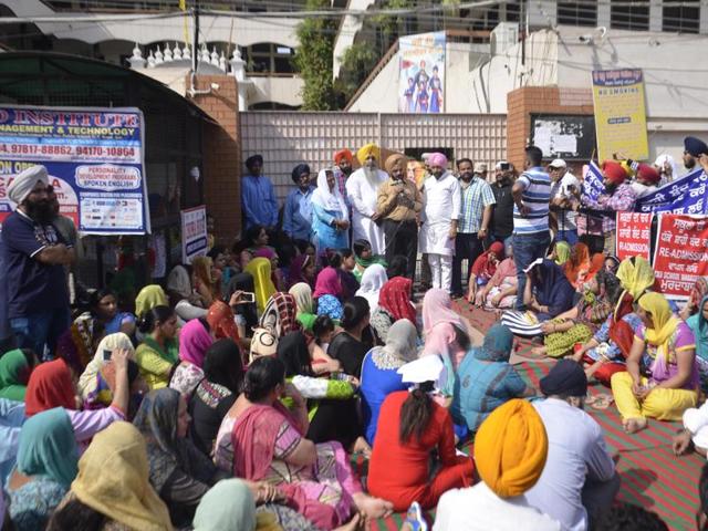 District education officer Satinder Bir Singh (centre) addressing parents protesting against the re-admission fee and the high fee structures in private schools outside Sri Guru Harkrishan Public School in Amritsar on Thursday. (SAMEER SEHGAL /HT) District education officer Satinder Bir Singh (centre) addressing parents protesting against the re-admission fee and the high fee structures in private schools outside Sri Guru Harkrishan Public School in Amritsar on Thursday. (SAMEER SEHGAL /HT)