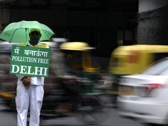 With pollution levels fluctuating since the restrictions kicked in on April 15, a Teri official said on Wednesday this was primarily due to changing wind speeds.(Arun Sharma/ Hindustan Times)