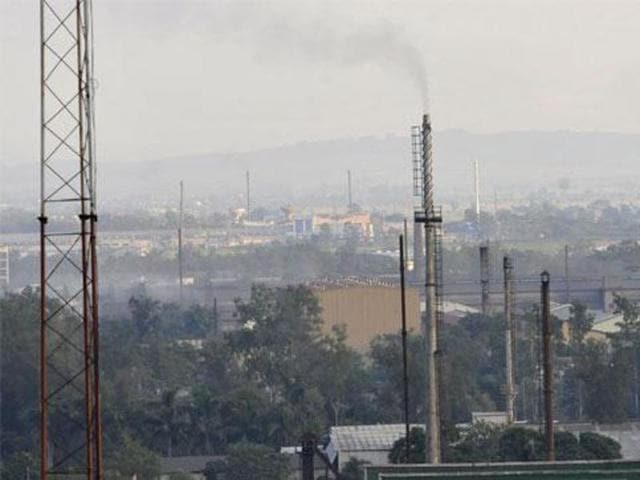 Maharashtra government is mulling to bring in a law that will make it mandatory for industries to use recycled water.(HT file photo) Maharashtra government is mulling to bring in a law that will make it mandatory for industries to use recycled water.(HT file photo)