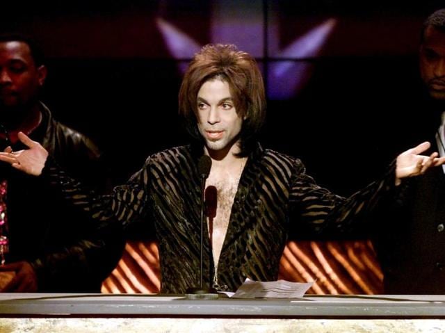 Prince gives his acceptance speech after being named Male Artist of the Decade at the 14th annual Soul Train Music Awards in Los Angeles, US, March 4, 2000. (REUTERS) Prince gives his acceptance speech after being named Male Artist of the Decade at the 14th annual Soul Train Music Awards in Los Angeles, US, March 4, 2000. (REUTERS)