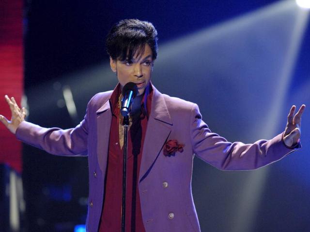 Prince makes a surprise appearance on the American Idol TV show finale in Hollywood, Los Angeles, US, May 24, 2006. (REUTERS) Prince makes a surprise appearance on the American Idol TV show finale in Hollywood, Los Angeles, US, May 24, 2006. (REUTERS)