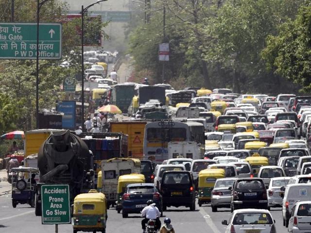 Traffic on NH 24, Nizamuddin Bridge. Experts say congestion has to be controlled by boosting public transport. (Mohd Zakir/ Hindustan Times) Traffic on NH 24, Nizamuddin Bridge. Experts say congestion has to be controlled by boosting public transport. (Mohd Zakir/ Hindustan Times)