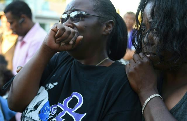 Prince family members Loretta Thomas (L) and Deshone cry during a candlelight vigil to commemorate Prince in Los Angeles, California on April 21, 2016. (AFP) Prince family members Loretta Thomas (L) and Deshone cry during a candlelight vigil to commemorate Prince in Los Angeles, California on April 21, 2016. (AFP)