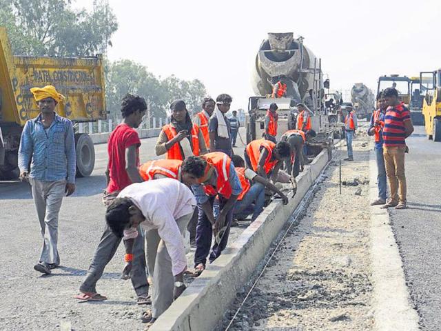 The ministry plans to build 20,000km of highways in the next four-five years at an investment of Rs 1.86 lakh crore. (HT File Photo) The ministry plans to build 20,000km of highways in the next four-five years at an investment of Rs 1.86 lakh crore. (HT File Photo)