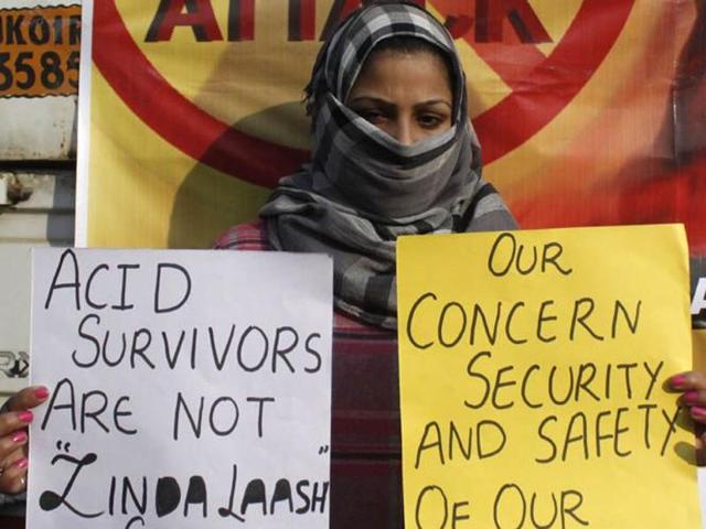 File photo of a woman protesting against the growing number of acid attacks. Globally, there are as many as 1,500 recorded acid attacks each year with more than 1,000 cases estimated to occur in India alone.(Waseem Andrabi/HT File Photo)