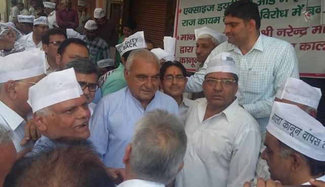 Ashok Kaka (right) with former Haryana chief minister Bhupinder Singh Hooda. (Photo source: Facebook) Ashok Kaka (right) with former Haryana chief minister Bhupinder Singh Hooda. (Photo source: Facebook)