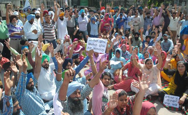 Parents protesting against the fee hike outside Sri Guru Harkrishan Public School at Golden Avenue in Amritsar on Friday.(HT photo)