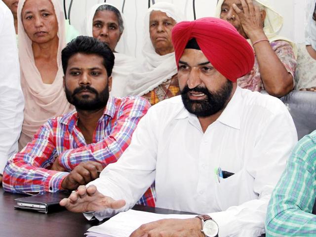 Kabal Singh (centre) and family members of mentally challenged Harpreet Singh (right) interacting with mediapersons in Bathinda on Friday. (Sanjeev Kumar/HT) Kabal Singh (centre) and family members of mentally challenged Harpreet Singh (right) interacting with mediapersons in Bathinda on Friday. (Sanjeev Kumar/HT)