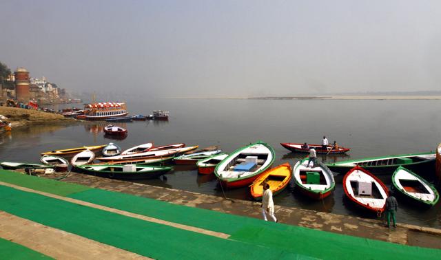 Locals line up their boats at the Assi Ghat in Varanasi.(Ajay Aggarwal/HT photo)
