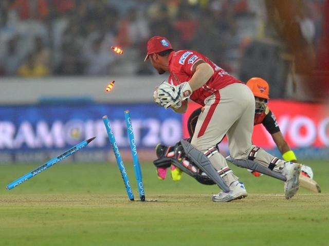 Sunrisers Hyderabad batsman Aditya Tare (R) gets run out. (AFP)