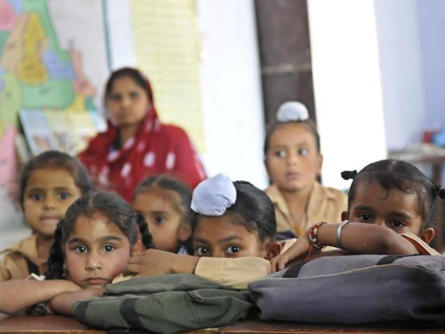Tiny tots waiting for teachers at Baihara Primary School in Rupnagar district. (Gurminder Singh/HT) Tiny tots waiting for teachers at Baihara Primary School in Rupnagar district. (Gurminder Singh/HT)