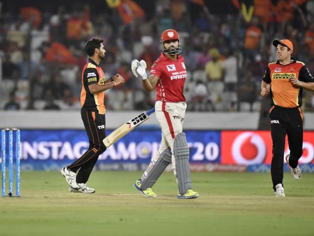 Sunrisers Hyderabad`s team members celebrate the dismissal of Kings XI Punjab`s Murali Vijay. (Sanjeev Verma/HT Photo)