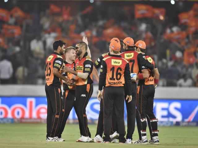 Sunrisers Hyderabad`s team members celebrate the wicket of Murali Vijay. (Sanjeev Verma/HT Photo)