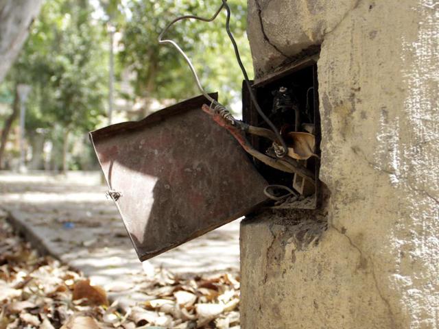 Loosely hanging wires at Raghunath Hospital on Ferozepur Road in Ludhiana on Friday.(JS Grewal/HT) Loosely hanging wires at Raghunath Hospital on Ferozepur Road in Ludhiana on Friday.(JS Grewal/HT)
