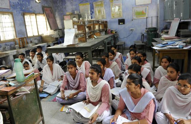 A chemistry class in progress in a dilapidated lab at Government Senior Secondary School, Nurpur Bedi, which lacks science lecturers. (Gurminder Singh/HT) A chemistry class in progress in a dilapidated lab at Government Senior Secondary School, Nurpur Bedi, which lacks science lecturers. (Gurminder Singh/HT)
