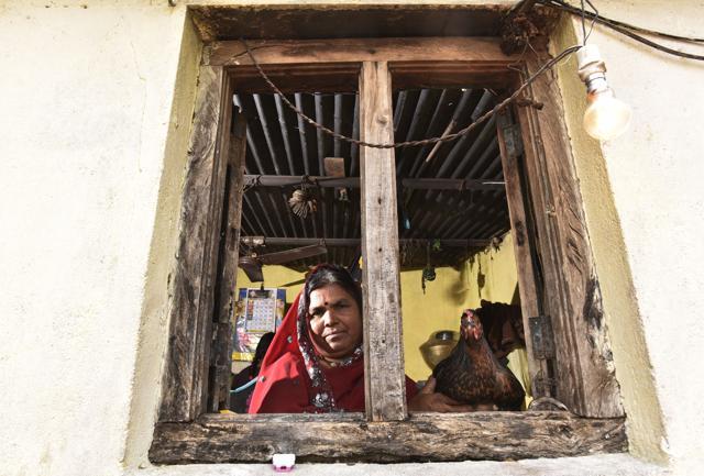 Shobha Ohal sells hens and chicken to feed her family. (Anshuman Poyrekar/HT Photo)