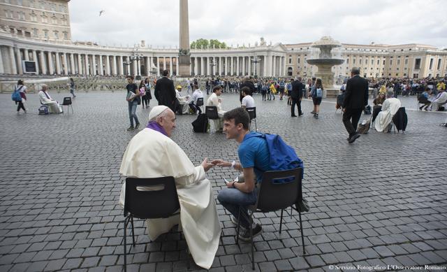 Pope Francis confessing a young faithful. (AFP)