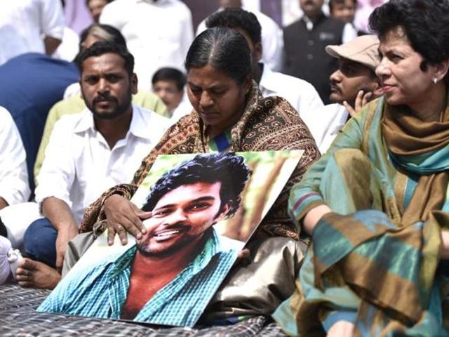 AISA students demand justice for Dalit scholar Rohith Vemula in New Delhi, April 23(Hindustan Times)