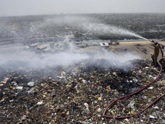 Experts say that the trash piled in dump yards degenerates into highly combustible methane gas. (Ravi Choudhary/ HT Photo) Experts say that the trash piled in dump yards degenerates into highly combustible methane gas. (Ravi Choudhary/ HT Photo)