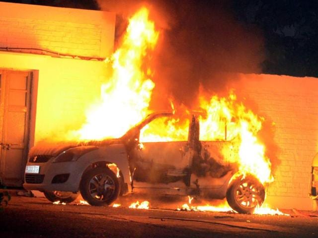 Violence erupted on the Aligarh Muslim University campus on Saturday night following a clash between two student groups. (Manoj Aligadi/HT Photo) Violence erupted on the Aligarh Muslim University campus on Saturday night following a clash between two student groups. (Manoj Aligadi/HT Photo)