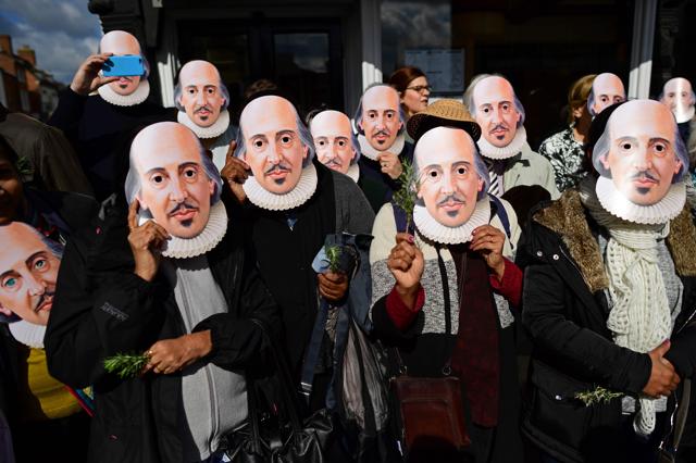 Wearing masks of the "Bard of Avon", members of the public prepare for the parade marking the 400 years since the death of William Shakespeare, in Stratford-upon-Avon in central England on April 23, 2016. (AFP Photo)