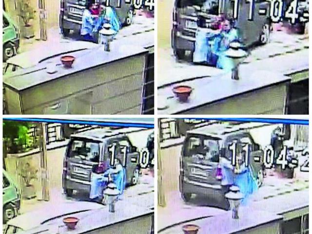 In one of the case, CCTV camera footage was also procured where the snatchers are seen robbing the gold chain of the woman openly without hiding their identity. (HT) In one of the case, CCTV camera footage was also procured where the snatchers are seen robbing the gold chain of the woman openly without hiding their identity. (HT)