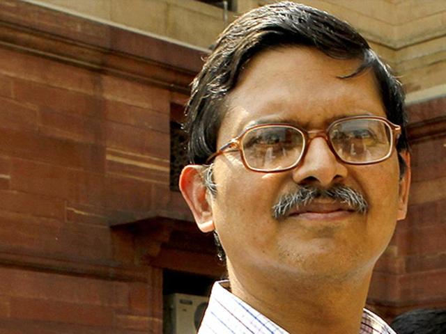 The Lucknow bench of the Central Administrative Tribunal, in an interim order on Monday, stayed IPS officer Amitabh Thakur’s suspension and ordered his reinstatement with full salary with effect from October 11, 2015.(Hindustan Times Photo)